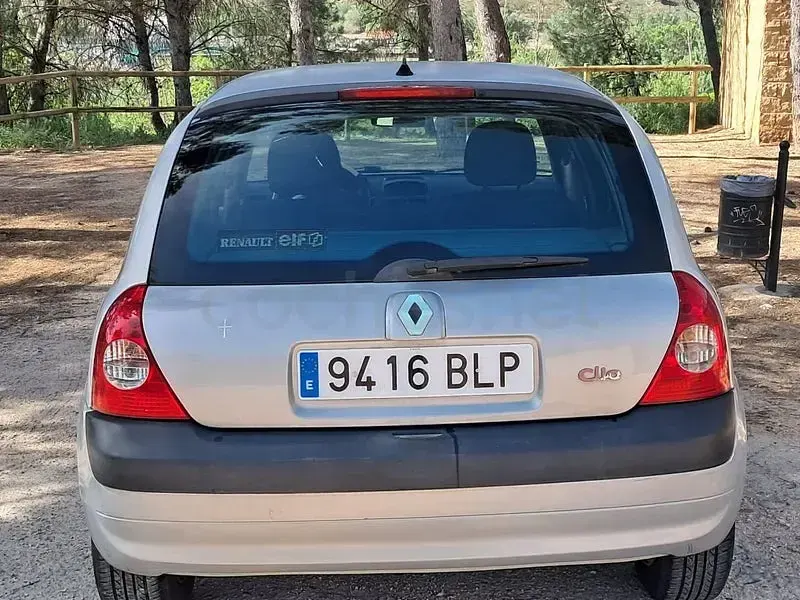 Usado Renault Clio II 75 CV (55 kW) 2001 Gris / plata Berlina