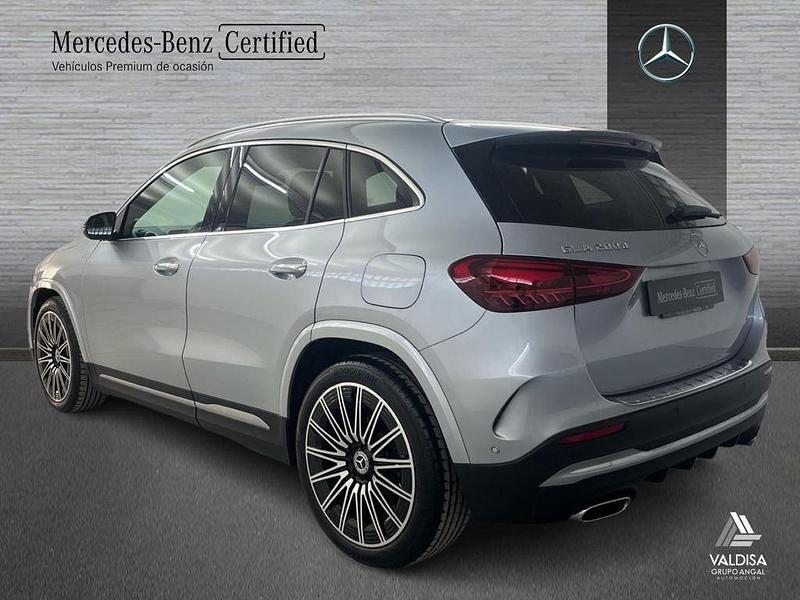 Usado Mercedes GLA200 AMG line 150 CV (110 kW) 2025 Gris montaña SUV