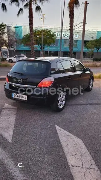 Usado Opel Astra Cosmo 100 CV (73 kW) 2005 Negro Berlina