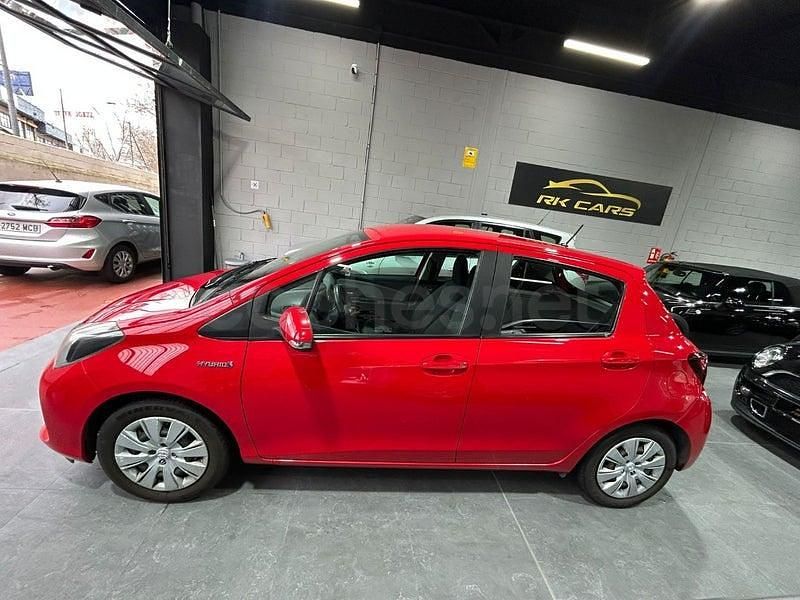 Usado Toyota Yaris Hybrid Active 100 CV (73 kW) 2015 Rojo Berlina