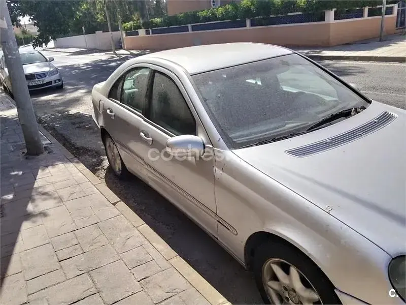 Usado Mercedes C220 Elegance 143 CV (105 kW) 2002 Gris / plata Berlina