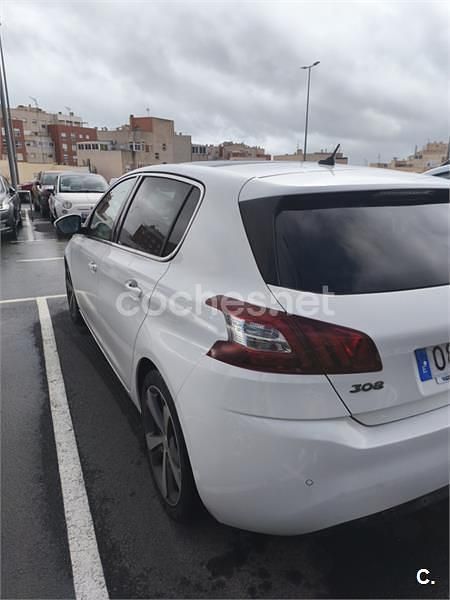 Usado Peugeot 308 Allure 130 CV (95 kW) 2014 Blanco Berlina
