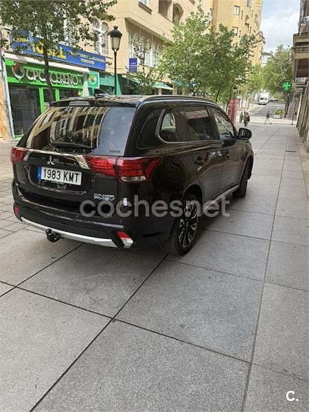 Usado Mitsubishi Outlander P-HEV 224 CV (164 kW) 2018 Negro SUV