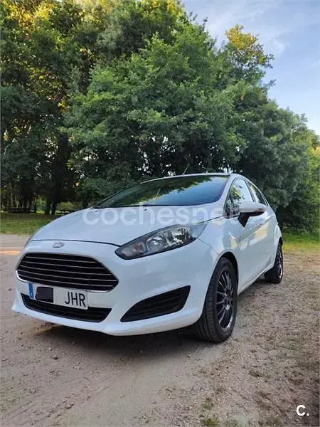 Usado Ford Fiesta Trend 95 CV (69 kW) 2015 Blanco Utilitario