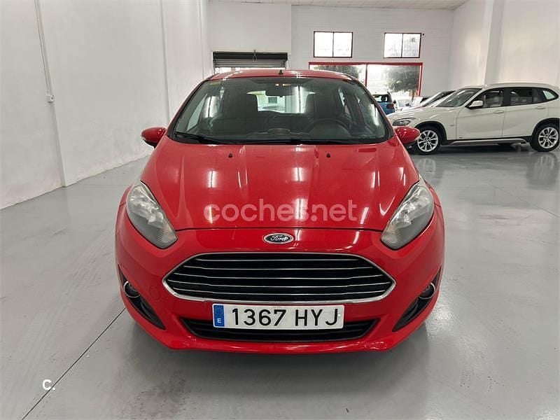 Usado Ford Fiesta Trend 82 CV (60 kW) 2014 Rojo Utilitario