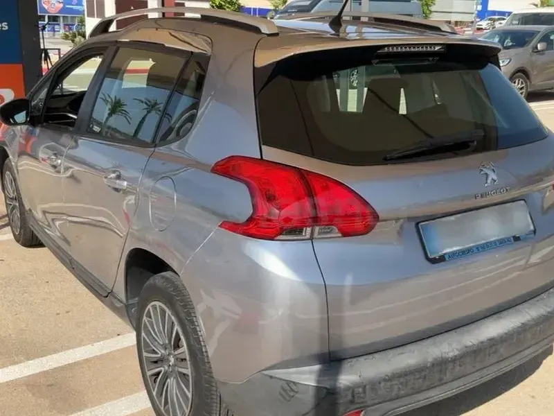 Usado Peugeot 2008 Active 92 CV (67 kW) 2013 Gris / plata SUV