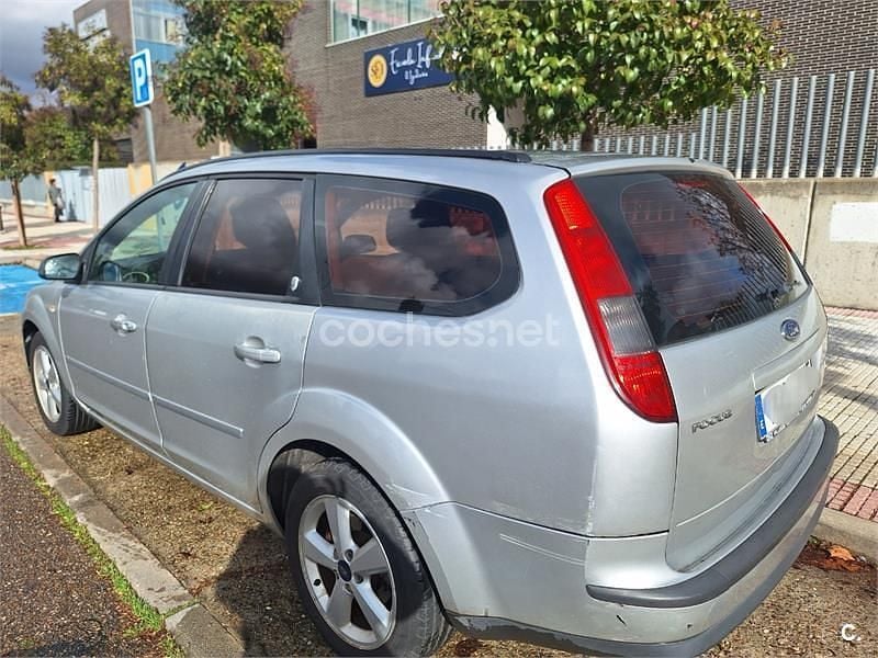 Usado Ford Focus Ghia 109 CV (80 kW) 2005 Gris / plata Familiar