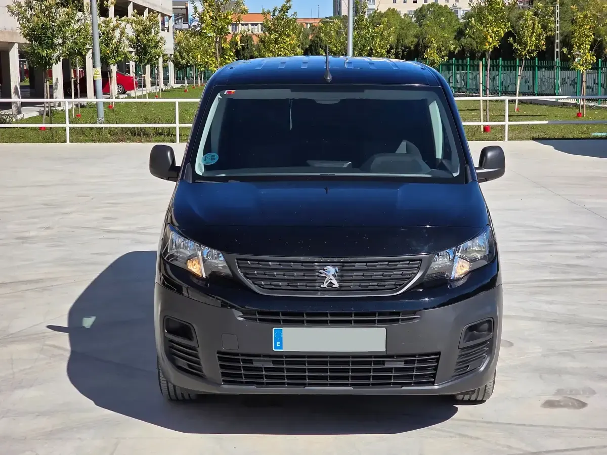 Usado Peugeot Partner S 102 CV (75 kW) 2023 Negro Monovolumen