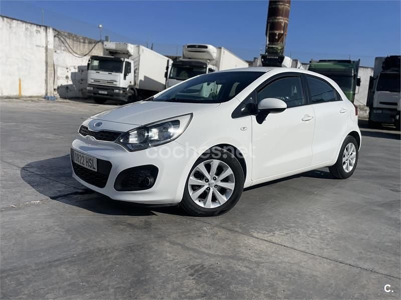 Blanco Usado 2013 Kia Rio Berlina | 6500 € (Precio justo) - Imagen 1/4