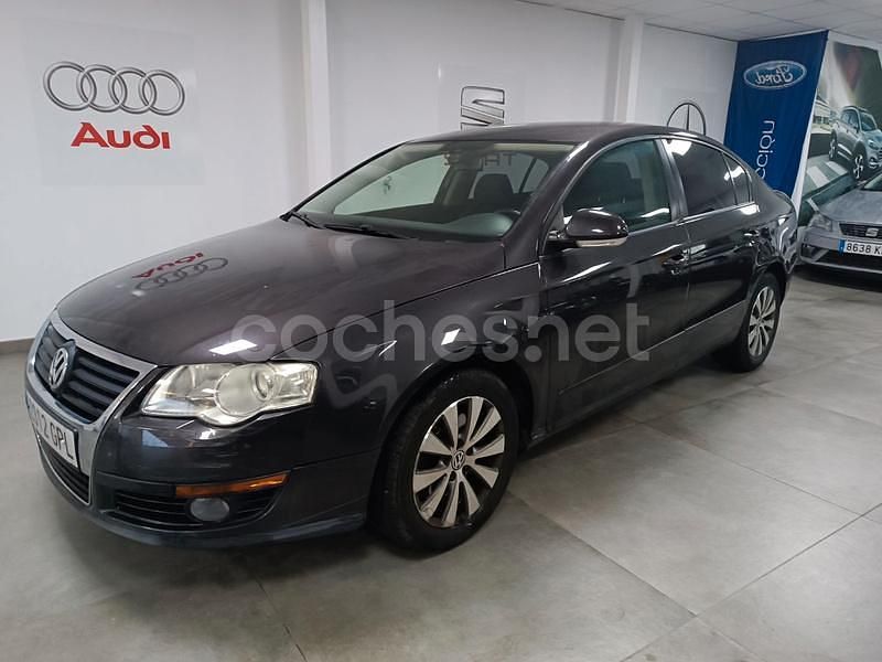 Negro Usado 2009 VW Passat Advance Berlina | 6850 € (Precio justo) - Imagen 1/4