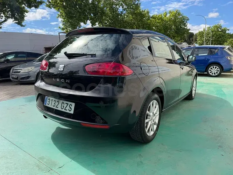 Usado Seat Leon Style 105 CV (77 kW) 2010 Negro Utilitario
