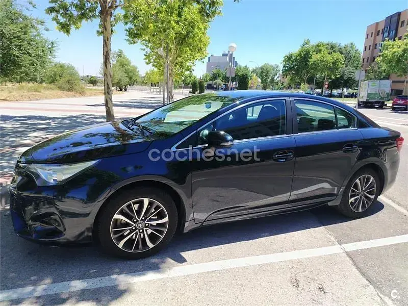 Usado Toyota Avensis Advance 143 CV (105 kW) 2015 Negro Berlina