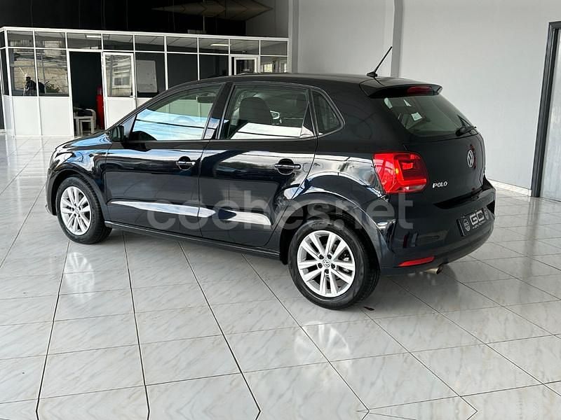 Usado VW Polo Advance 90 CV (66 kW) 2015 Negro Berlina