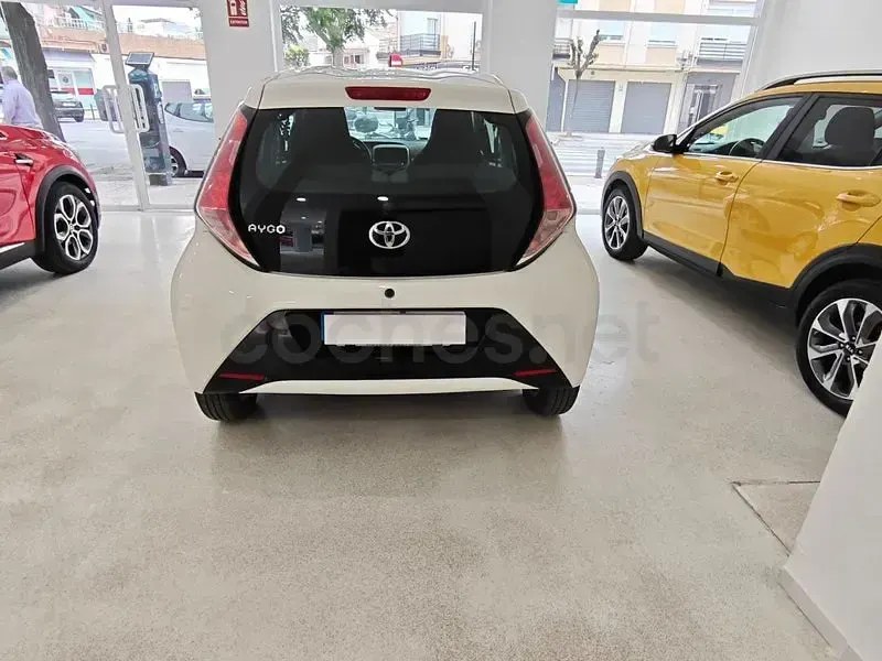 Usado Toyota Aygo X-play 69 CV (50 kW) 2018 Blanco Utilitario