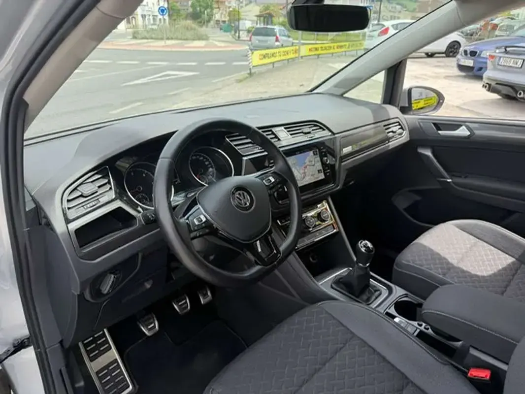 Usado VW Touran Sportline 150 CV (110 kW) 2019 Gris Monovolumen