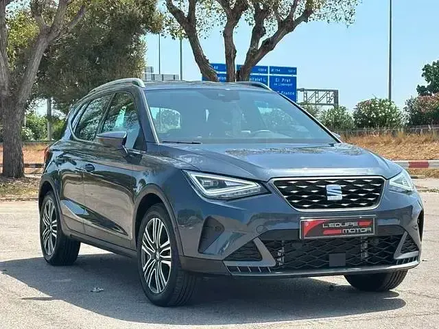 Usado Seat Arona FR 115 CV (84 kW) 2025 Gris / plata SUV