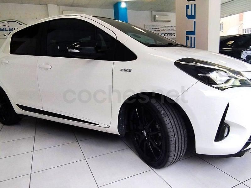 Usado Toyota Yaris Hybrid 100 CV (73 kW) 2019 Blanco Berlina