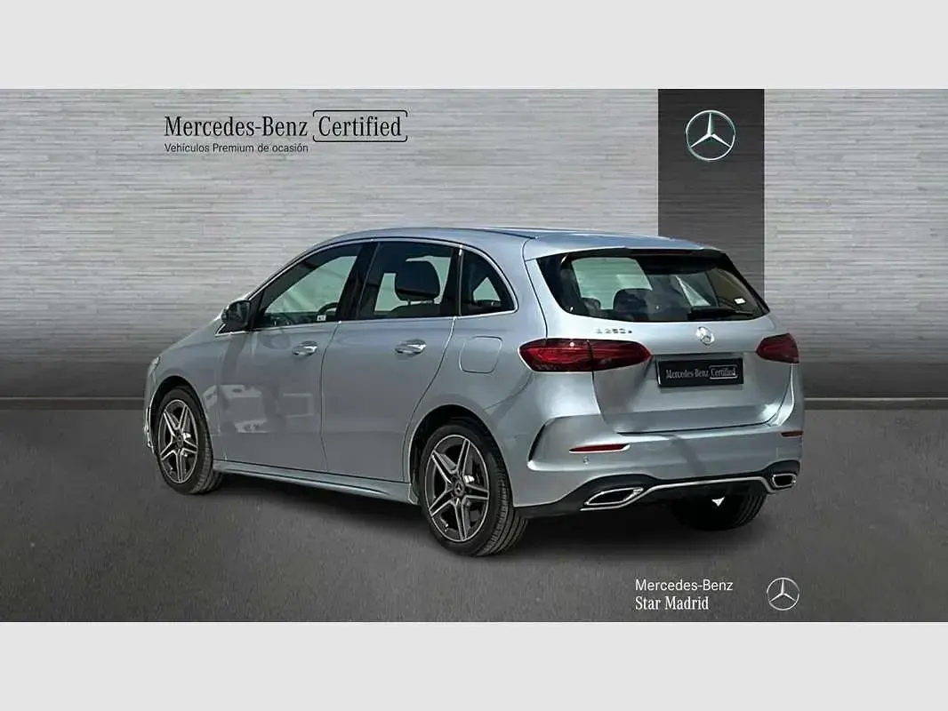 Usado Mercedes E250 218 CV (160 kW) 2025 Plateado Familiar