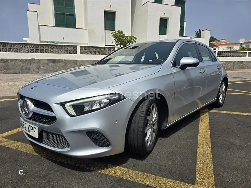 Usado Mercedes A180 109 CV (80 kW) 2018 Gris / plata Berlina