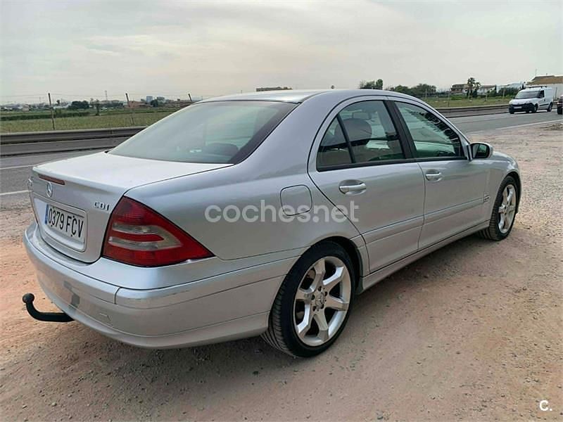 Usado Mercedes C200 Classic 122 CV (89 kW) 2006 Gris / plata Berlina