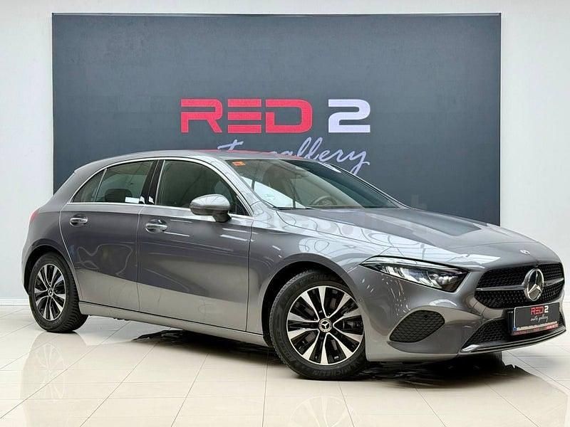 Usado Mercedes A180 136 CV (100 kW) 2023 Gris / plata Berlina