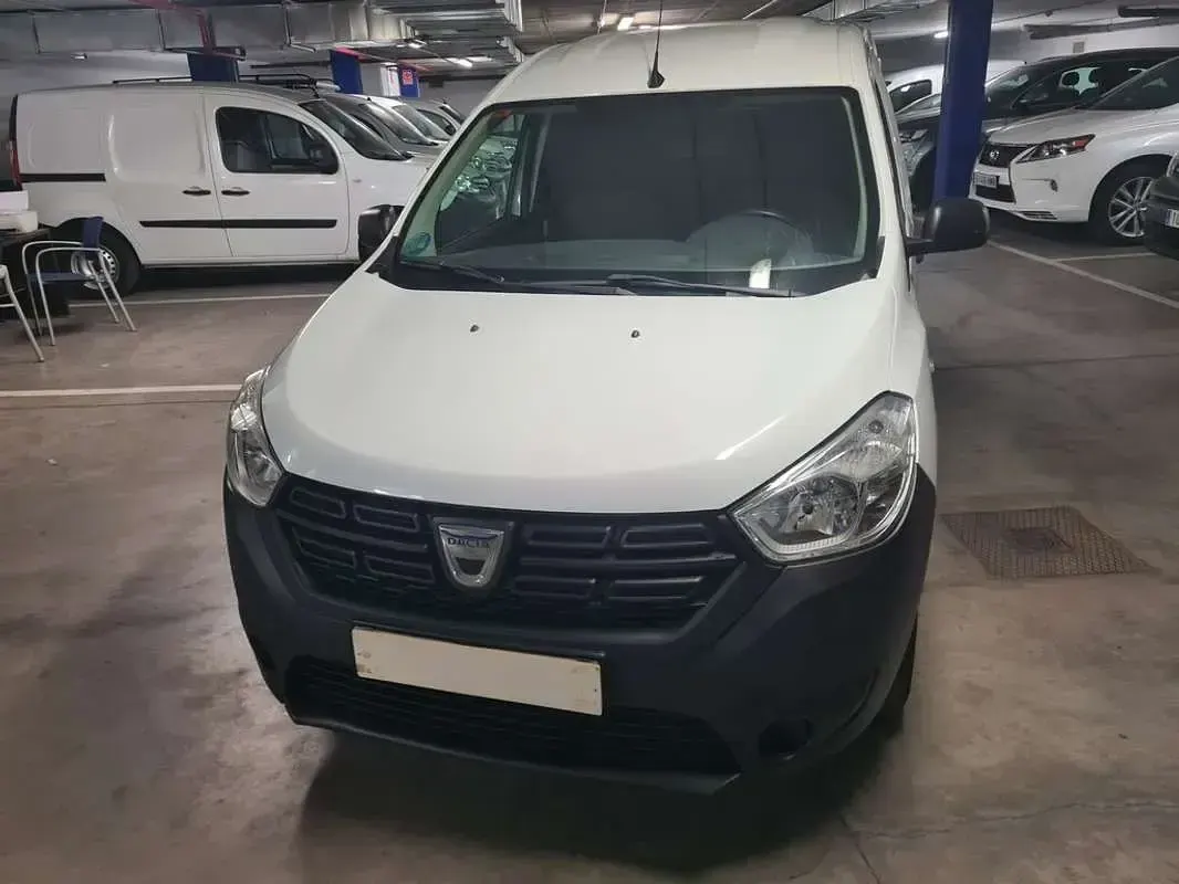Usado Dacia Dokker Essentiel 109 CV (80 kW) 2021 Blanco Monovolumen