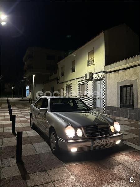 Usado Mercedes E320 Elegance 220 CV (161 kW) 1998 Gris / plata Berlina