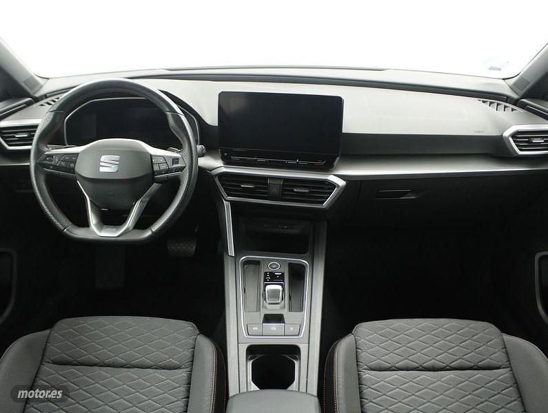 Usado Seat Leon FR 150 CV (110 kW) 2024 Plateado Familiar
