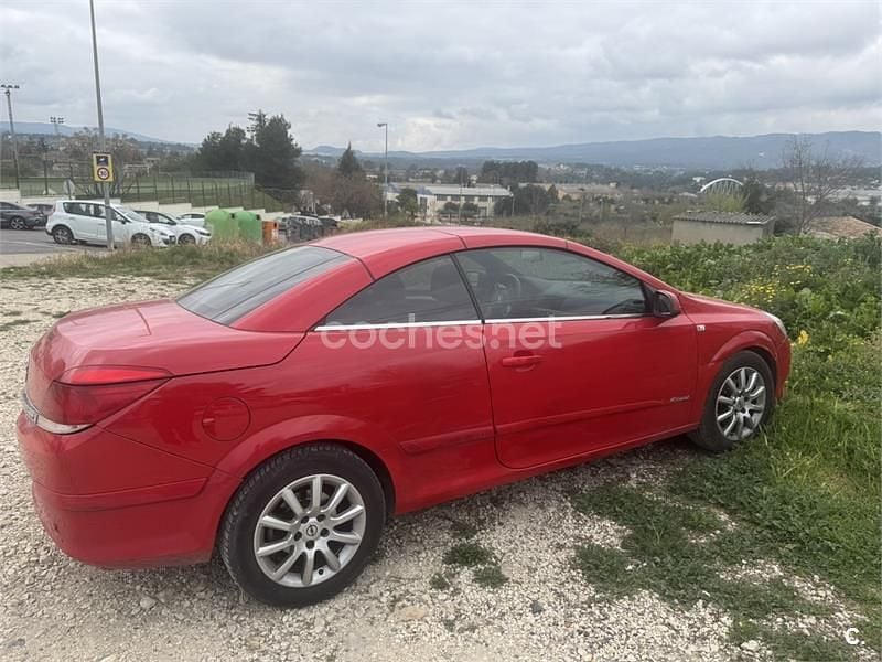 Usado Opel Astra Cabriolet Enjoy 105 CV (77 kW) 2007 Rojo Descapotable
