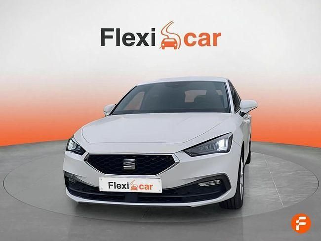 Usado Seat Leon Style 130 CV (95 kW) 2020 Blanco Familiar