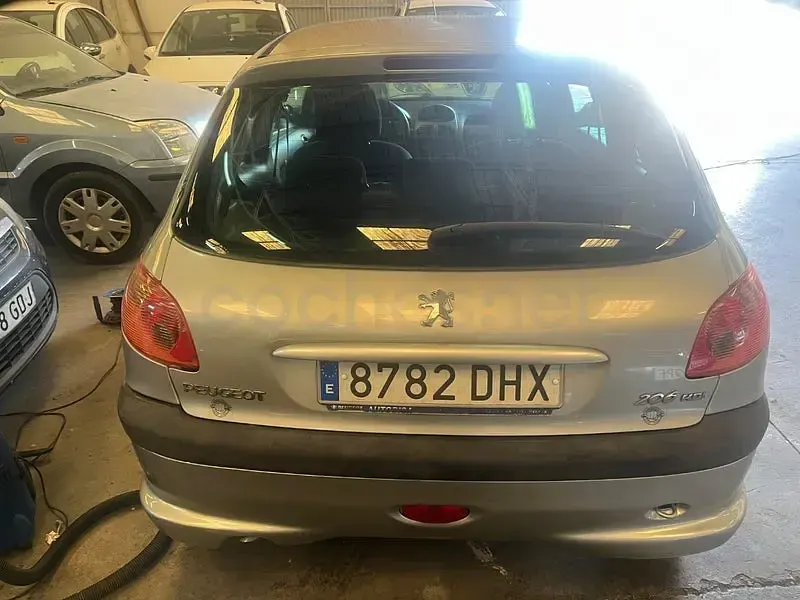 Usado Peugeot 206 70 CV (51 kW) 2005 Gris / plata Berlina