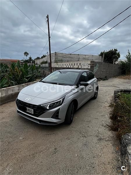 Gris / plata Usado 2024 Hyundai i20 Berlina | 15.900 € (Buen precio) - Imagen 1/4