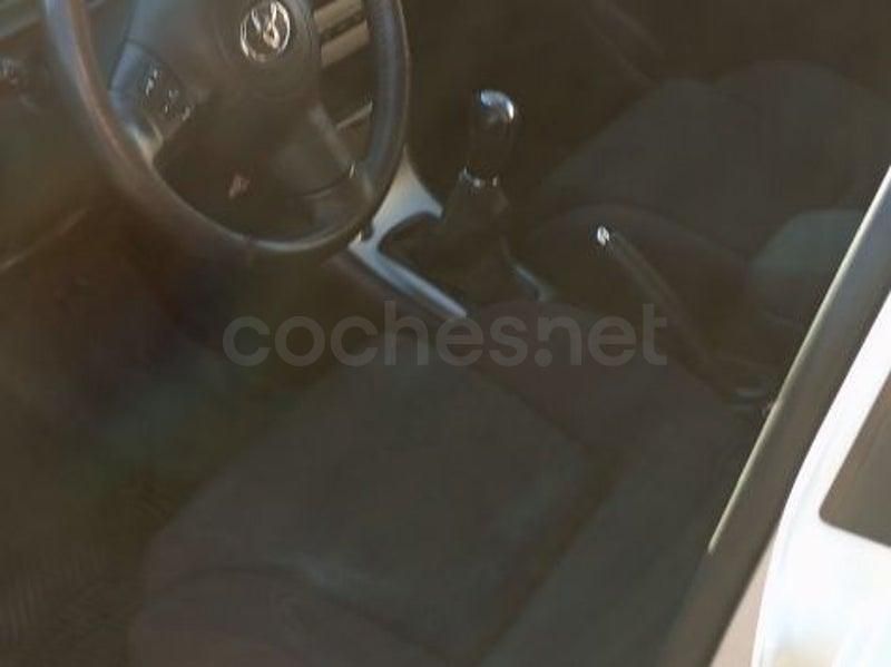 Usado Toyota Corolla Sol 110 CV (80 kW) 2005 Gris / plata Berlina