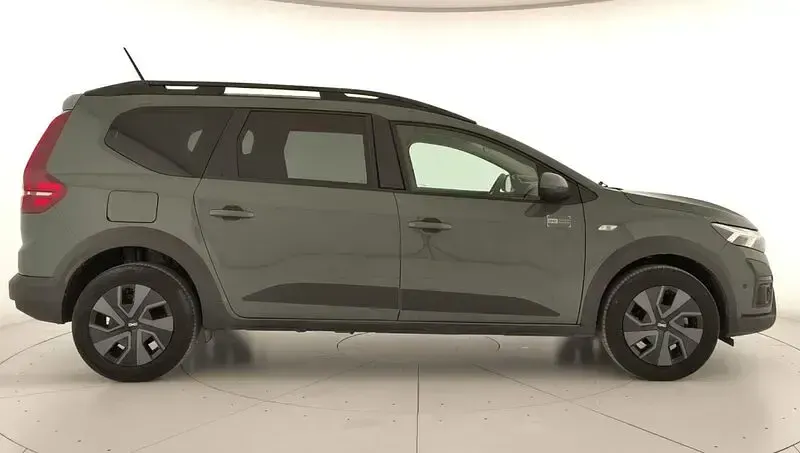 Usado Dacia Jogger Expression 100 CV (73 kW) 2026 Verde Monovolumen