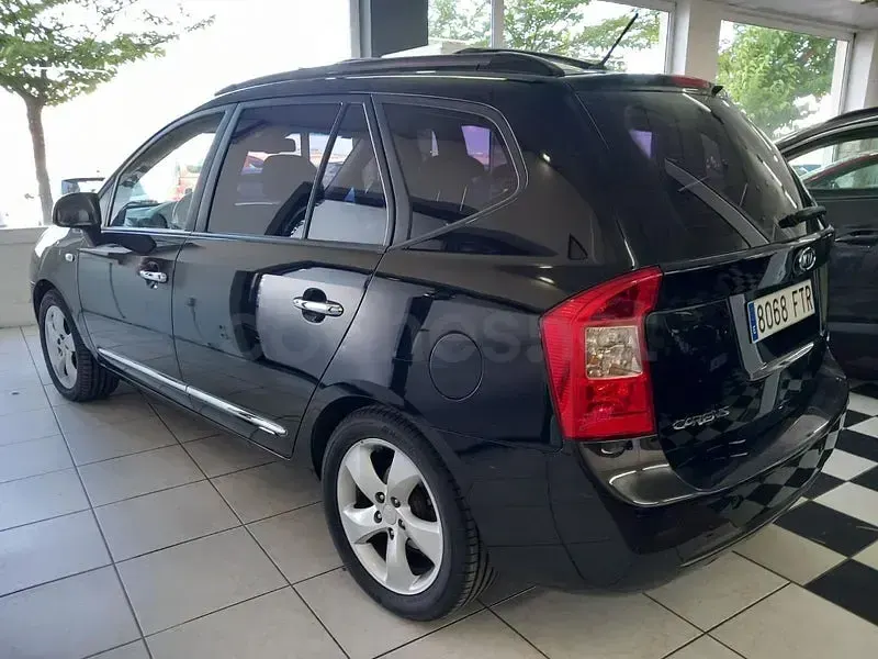 Usado Kia Carens 140 CV (102 kW) 2007 Negro Monovolumen