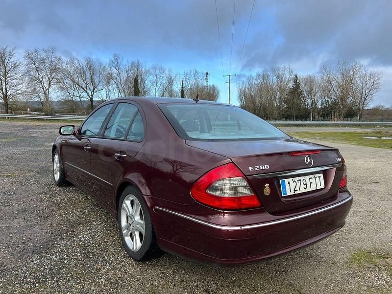 Usado Mercedes E280 Avantgarde 190 CV (139 kW) 2006 Granate Berlina