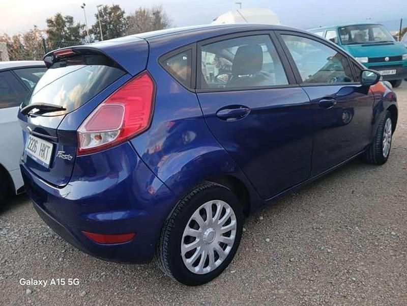 Usado Ford Fiesta Trend 82 CV (60 kW) 2014 Azul Utilitario