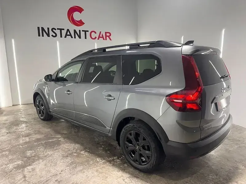 Usado Dacia Jogger Expression 140 CV (102 kW) 2023 Verde Monovolumen