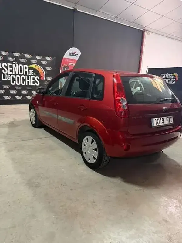 Usado Ford Fiesta Futura 80 CV (58 kW) 2007 Rojo Utilitario