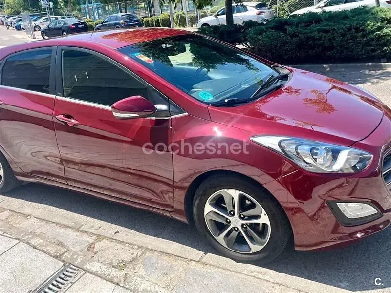 Usado Hyundai i30 GO! 100 CV (73 kW) 2016 Granate Berlina