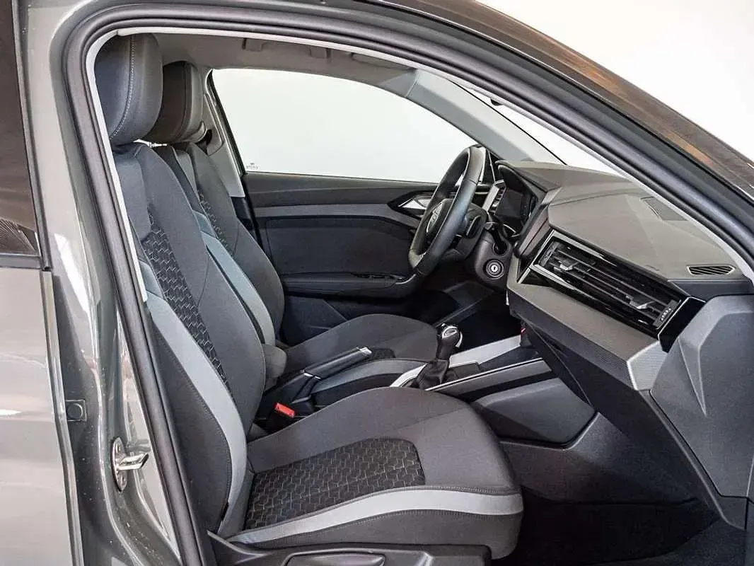 Usado Audi A1 Sportback 116 CV (85 kW) 2025 Gris Utilitario