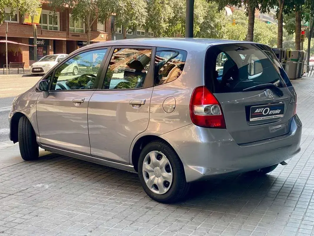 Usado Honda Jazz 78 CV (57 kW) 2006 Gris Utilitario