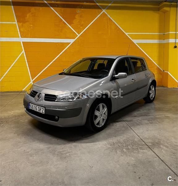 Usado Renault Mégane II Dynamique 98 CV (72 kW) 2005 Gris / plata Berlina