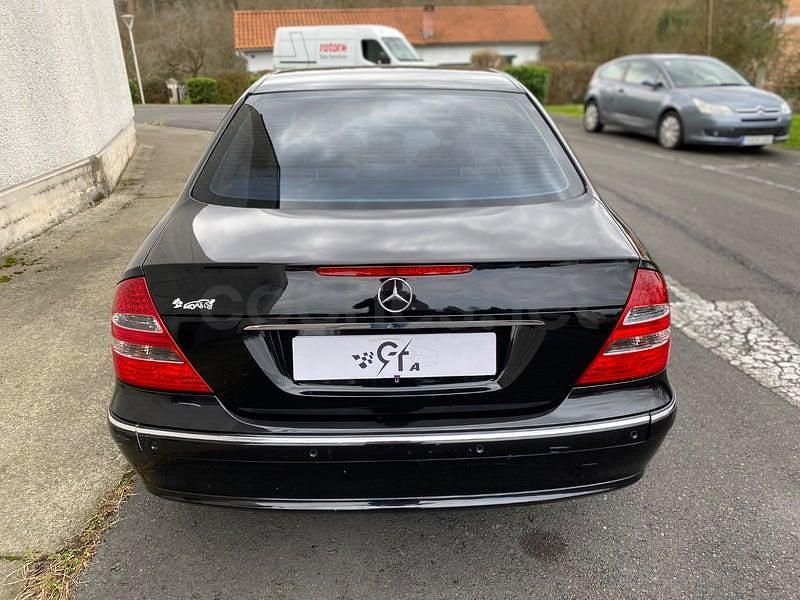 Usado Mercedes E220 Avantgarde 150 CV (110 kW) 2004 Negro Berlina