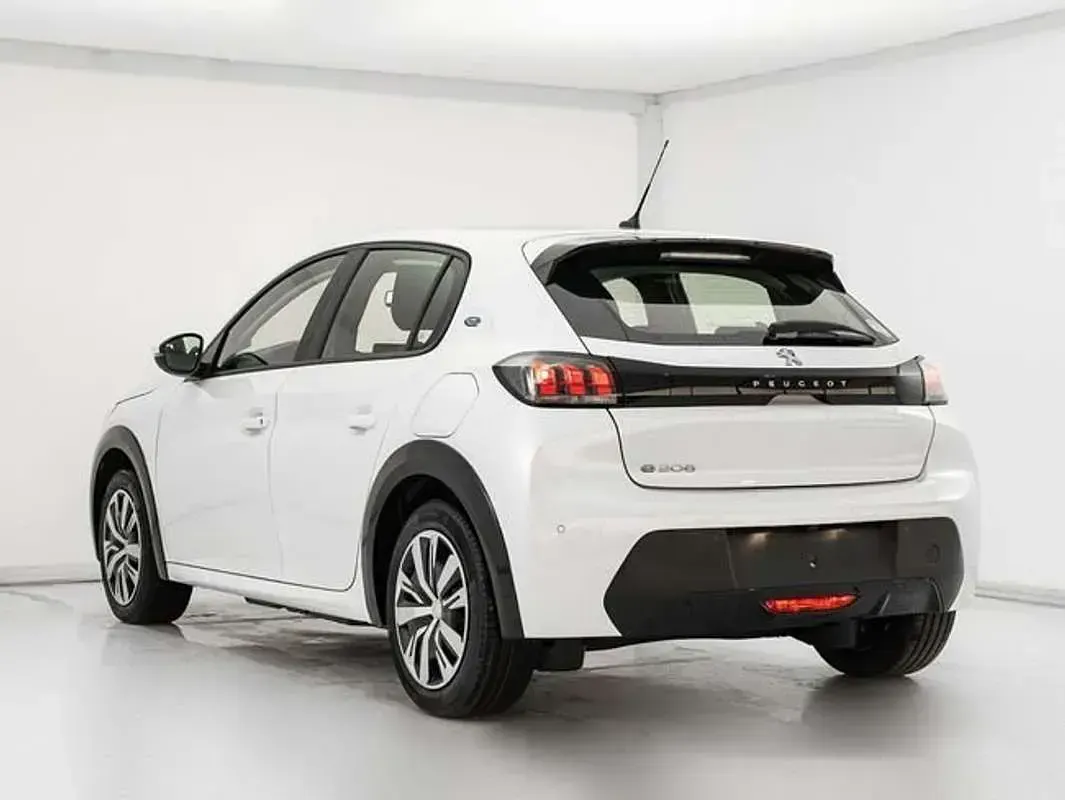 Usado Peugeot e-208 Active 100 kW (136 CV) 2024 Blanco Utilitario