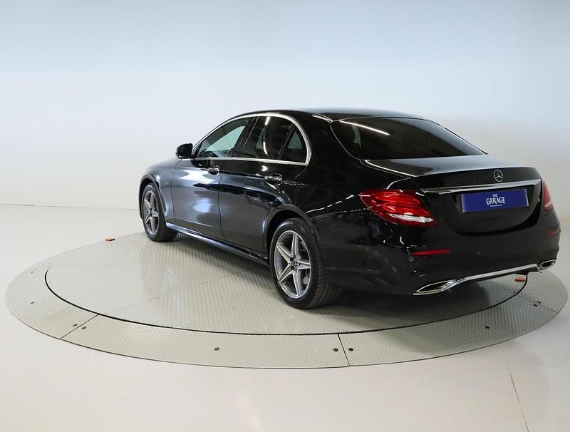 Usado Mercedes E300 333 CV (244 kW) 2020 Negro Berlina