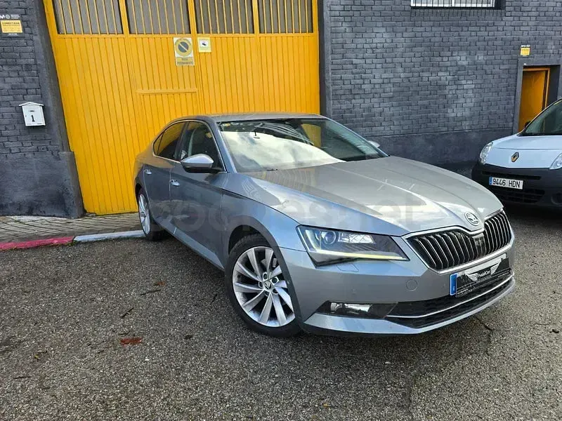 Usado Skoda Superb Style 150 CV (110 kW) 2015 Gris / plata Berlina
