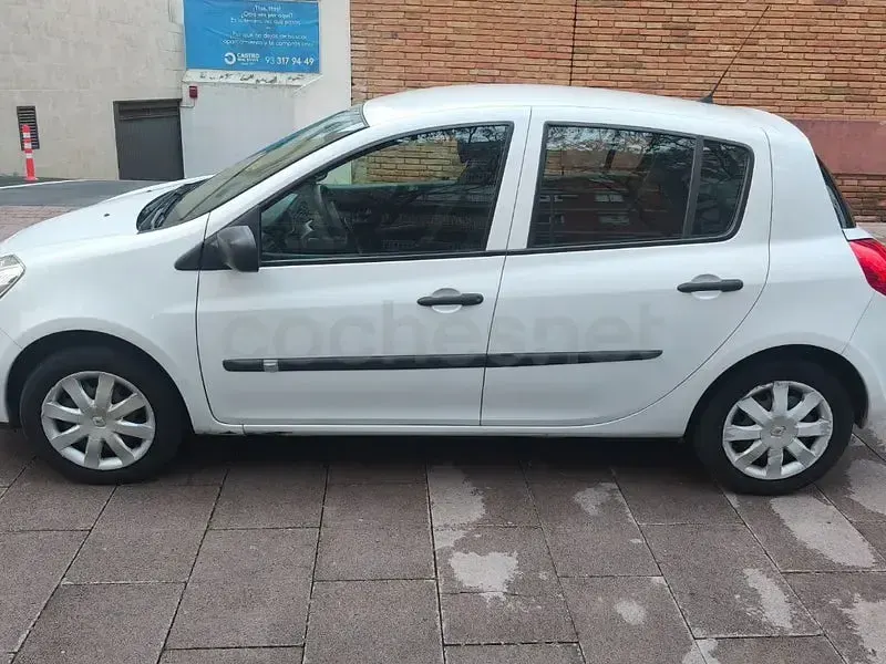 Usado Renault Clio III Collection 75 CV (55 kW) 2013 Blanco Berlina