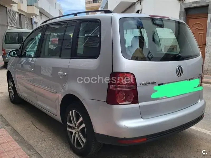 Usado VW Touran Highline 140 CV (102 kW) 2010 Gris / plata Monovolumen