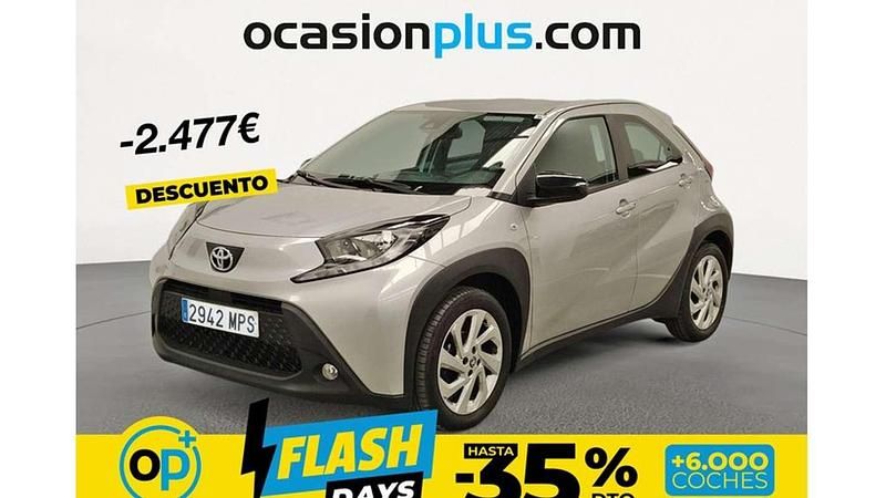Usado Toyota Aygo Play 72 CV (52 kW) 2024 Gris Utilitario